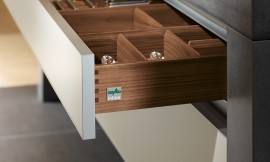 Equipamiento interior en nogal Zuordnung: Stil Cocinas clásicas, Planungsart Cocinas con isla