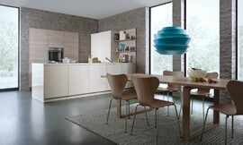 La estanterías con paneles interiores y la fila de armarios bajos sin tiradores son accesibles desde la zona de comedor. La península hace que la cocina sea accesible por tres lados. Zuordnung: Stil Cocinas modernas, Planungsart Cocinas en U