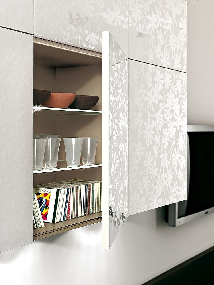 Armario alto con puertas de cristal blanco con grabado de flores