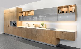 Natural y moderna a la vez: Esta cocina es un término medio, que hace agradable el ambiente. Lo frentes de los armarios bajos y de las columnas está hecha de chapa de roble en un acabado claro. Los armarios altos de esta cocina son de cristal opaco, dan un toque moderno y combinan a la perfección con los estantes. Zuordnung: Stil Cocinas de diseño, Planungsart Cocinas con isla