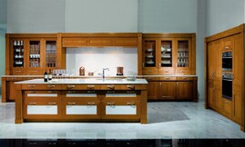 Una antiguedad del siglo XXI. Elementos del renacimiento realizados en madera de cerezo y mármol le otorgan a esta cocina la elegancia noble y clásica que desprende. Esta le permitirá disfrutar de su diseño y funcionalidad. Zuordnung: Stil Cocinas rústicas, Planungsart Cocinas con isla