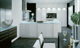Superficies de blancoflor de alto brillo, combinadas con superficies chapadas de roble le dan a esta cocina este ambiente tan especial Zuordnung: Stil Cocinas de diseño, Planungsart Equipamiento interior de la cocina
