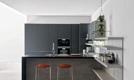 Moderna cocina de Dada con office para disfrutar de las buenas compañías. Zuordnung: Stil Cocinas de diseño, Planungsart Cocinas americanas (abiertas)