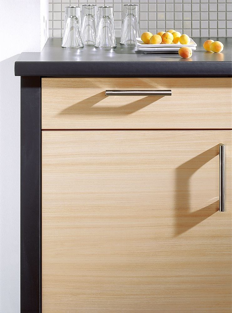 Cocina en línea de madera de olmo con encimera y costados en gris oscuro