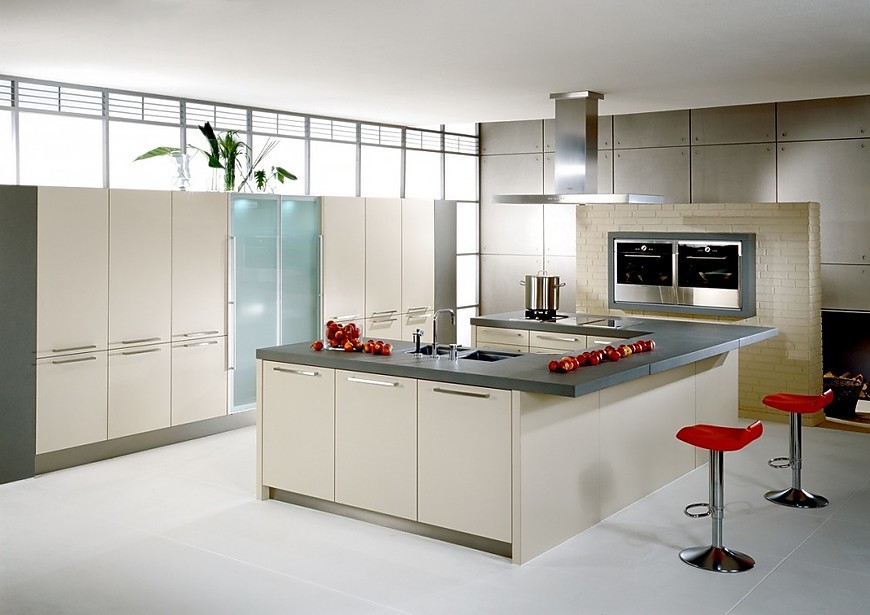 Cocina con isla en U Vigo, con frentes en beige