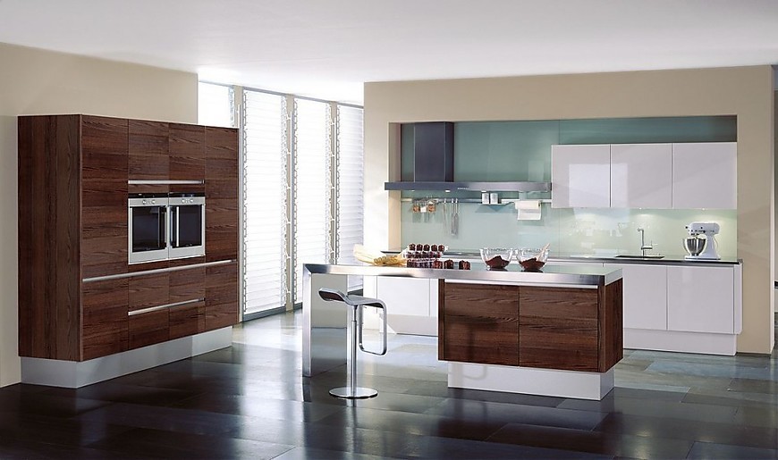 Isla de cocina con barra para comer y armario columna con electrodomésticos integrados en madera oscura y blanco alto brillo