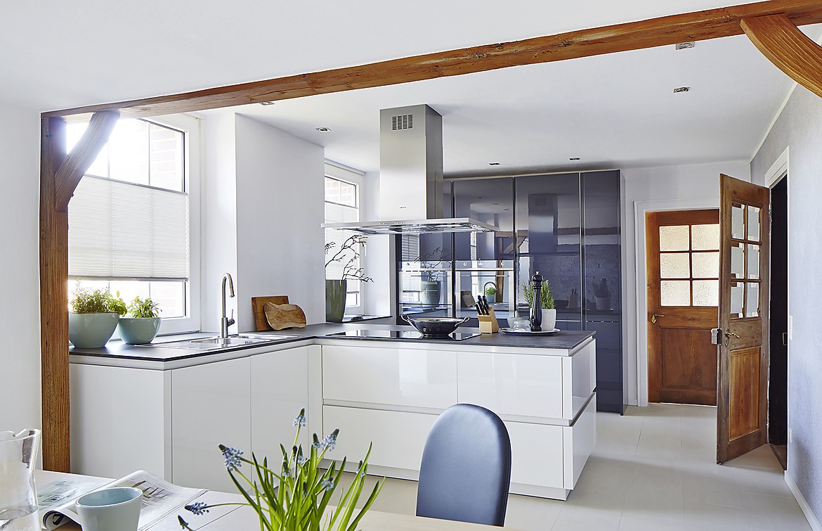 El frente en blanco alto brillo de esta cocina sin tirador en L, ofrece reflejos de luz con efecto, que hacen aparecer el ambiente aún más agradable. Una verdadera cocina de ensueño! Zuordnung: Stil Cocinas de diseño, Planungsart Cocinas en L