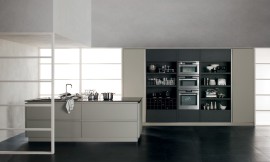 Lo más interesante de esta isla de cocina con muebles sin tiradores es que no necesita mucho espacio para su instalación. La pared integrada detrás ofrece el espacio de almacenamiento necesario en la cocina. Zuordnung: Stil Cocinas de diseño, Planungsart Cocinas con isla