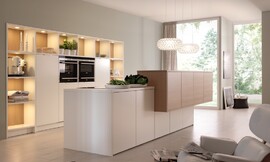 Un armario colocado como un cubo sobre la encimera se encarga de romper la simetría del diseño de esta cocina. En esta cocina coinciden la funcionalidad y el diseño para convertir los muebles de cocina en armarios de diseño aptos para el salón de la casa. Zuordnung: Stil Cocinas clásicas, Planungsart Cocinas en L