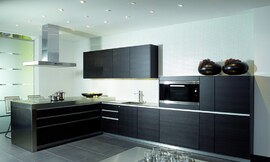 Cocina con barra en forma de L. La barra donde está colocada la placa de cocción, unida a las diferentes alturas de los muebles altos y los muebles columnas donde se integra el horno a una altura ergonómica, crean una distribución original del espacio, convirtiendo la cocina en un lugar diferente. Zuordnung: Stil Cocinas de diseño, Planungsart Cocinas con isla