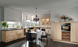 Esta moderna cocina que ofrece todas las comodidades del diseño más avanzado no renuncia al amor al detalle. El contraste de la madera clara con la encimera y los electrodomésticos oscuros o los cajones de mimbre hace que resalten aun más estos detalles que le otorgan personalidad a esta cocina tan tradicional. Zuordnung: Stil Cocinas rústicas, Planungsart Cocinas en U