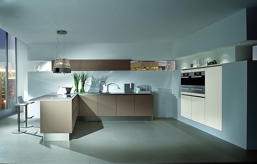 Cocina en L en gris beige y con una encimera blanca