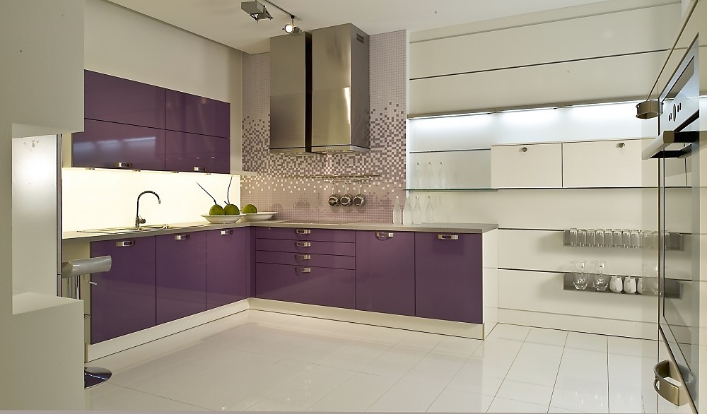 Cocina blanca en u con encimeras de madera Cocinas modernas blancas y madera
