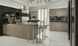 Cocina de barra con frentes de madera combinados con elementos en negro alto brillo. Una cocina de madera con un diseño muy actual Zuordnung: Stil Cocinas modernas, Planungsart Cocinas en U