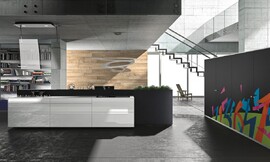 Las puertas de los armarios de esta cocina están decoradas con la técnica de la taracea, lo que permite darle una personalidad única a cada pieza, pudiendo utilizar para su decoración la obra original de artistas contemporáneos, murales o cualquier otra opción que el cliente desee. Zuordnung: Stil Cocinas de diseño, Planungsart Cocinas con isla