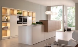 Un armario colocado como un cubo sobre la encimera se encarga de romper la simetría del diseño de esta cocina. En esta cocina coinciden la funcionalidad y el diseño para convertir los muebles de cocina en armarios de diseño aptos para el salón de la casa. Zuordnung: Stil Cocinas de diseño, Planungsart Cocinas americanas (abiertas)