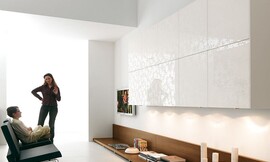 Aparador en nogal con armarios altos con puertas de cristal satinado grabado con motivos florales. Zuordnung: Stil Cocinas de diseño, Planungsart Cocinas americanas (abiertas)