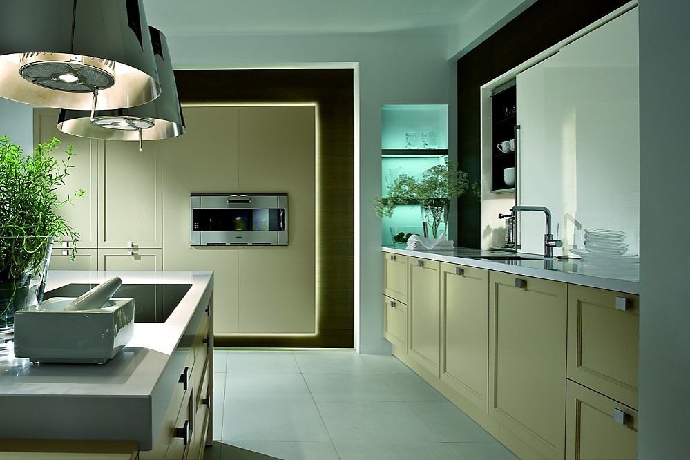 Con armario columna de fondo iluminado Zuordnung: Stil Cocinas de diseño, Planungsart Cocinas con isla