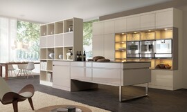 Esta estanteria de LEICHT ofrece multitud de posibilidades, con o sin panel interior, se puede colocar como elemento divisorio en la sala o pegado en la pared. Zuordnung: Stil Cocinas de lujo, Planungsart Cocinas con isla