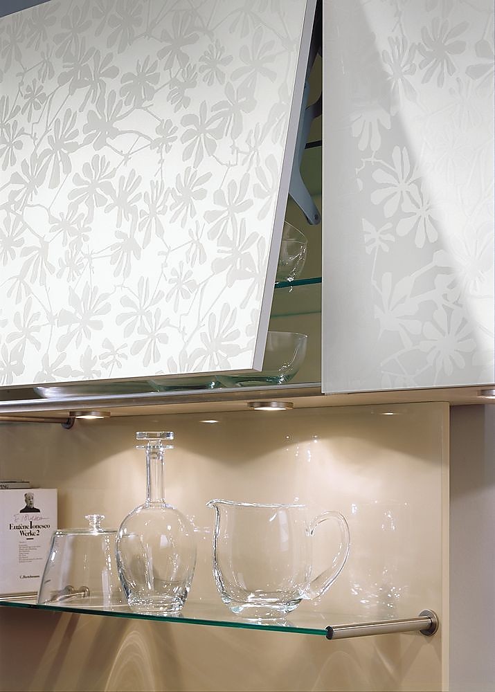 Armario alto con puertas de cristal grabado con motivos florales