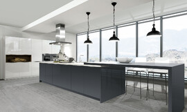 Espectáculo en alto brillo para las más altas exigencias: La isla en Carbon oscuro brilla con el blanco de los armarios altos. Además, esta cocina de diseño purista dispone de una moderna construcción de mesa. Zuordnung: Stil Cocinas de diseño, Planungsart Cocinas en U