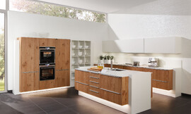La utilización de la madera como actor principal de esta cocina le da un carácter muy natural, que con la utilización de líneas puras en el diseño le da un toque de elegancia casi extravagante. La utilización de madera de roble noble con una beta muy marcada para el chapado de los frentes le da el carácter inconfundible a esta cocina. Por supuesto la madera ha sido tratada para que sea resistente incluso a los trabajos más duros que se llevan a cabo en la cocina. Zuordnung: Stil Cocinas clásicas, Planungsart Cocinas con isla