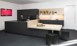 En esta cocina con isla con armarios suspendidos parcialmente Rotpunkt demuestra la más alta experiencia en el diseño. Gracias al diseño de los frentes en Carbon oscuro con una superficie mate, estamos ante un clásico-moderno y, por otra parte, la belleza extraordinariamente noble. Por supuesto, lo que llama la atención aquí es la gran mesa cuadrada. Zuordnung: Stil Cocinas de diseño, Planungsart Cocinas con isla