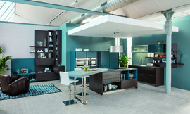 Cocina con isla con prolongación de mesa para comer que ayuda a integrar los dos ambientes: la cocina y la sala de estar.
La mezcla de colores y materiales junto a las estanterías abiertas consiguen crear un ambiente de sala de estar elegante e integrador. Los muebles columnas y los electrodomésticos integrados ofrecen espacio de almacenamiento suficiente para mantener la cocina organizada. Zuordnung: Stil Cocinas de diseño, Planungsart Cocinas en L