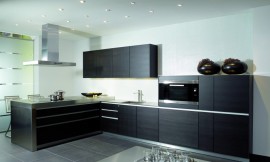 Cocina con barra en forma de L. La barra donde está colocada la placa de cocción, unida a las diferentes alturas de los muebles altos y los muebles columnas donde se integra el horno a una altura ergonómica, crean una distribución original del espacio, convirtiendo la cocina en un lugar diferente. Zuordnung: Stil Cocinas de diseño, Planungsart Cocinas con office