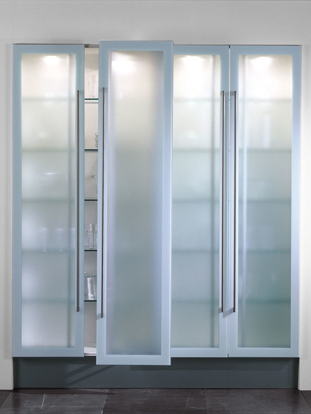 Ejemplo de armario alto de cristal, con puertas correderas