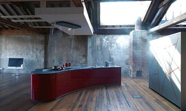 cocina en línea colocada en el centro de la sala con una campana de diseño Zuordnung: Stil Cocinas modernas, Planungsart Cocinas con isla