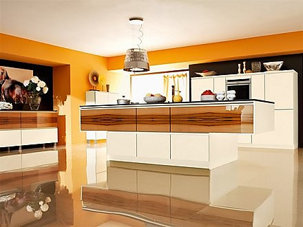 Cocina con frentes de cristal con diseño de madera