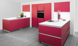 Esta cocina sin tirador de Rotpunkt llama inmediatamente la atención. Los frentes brillan en mate Tulip Red, un tono rojo exclusivo. Zuordnung: Stil Cocinas modernas, Planungsart Cocinas en U