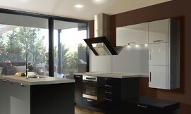 Cocina de diseño. Los muebles de diferentes tamaños se adaptan a las necesidades de espacio y funcionalidad de esta cocina. Los muebles bajos en tonos oscuros le dan un carácter muy elegante a esta cocina. La encimera y los muebles altos blancos ayudan a crear sensación de amplitud para descargar el espacio de esta cocina abierta con isla de trabajo en el centro. Zuordnung: Stil Cocinas de diseño, Planungsart Cocinas con isla