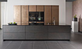 El dialogo del metal y la pizarra. El metal natural rayado fundido y pulido a mano se une en perfecta armonía a la pizarra con su característico color Zuordnung: Stil Cocinas de diseño, Planungsart Equipamiento interior de la cocina