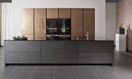 El dialogo del metal y la pizarra. El metal natural rayado fundido y pulido a mano se une en perfecta armonía a la pizarra con su característico color Zuordnung: Stil Cocinas de diseño, Planungsart Cocinas con isla