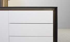 Cocina de diseño moderno que combina laca y madera. Detalle exclusivo: zócalo de lamas en aluminio y el fregadero enrasado en la encimera de estratificado de 17mm. Zuordnung: Stil Cocinas modernas, Planungsart Cocinas con isla