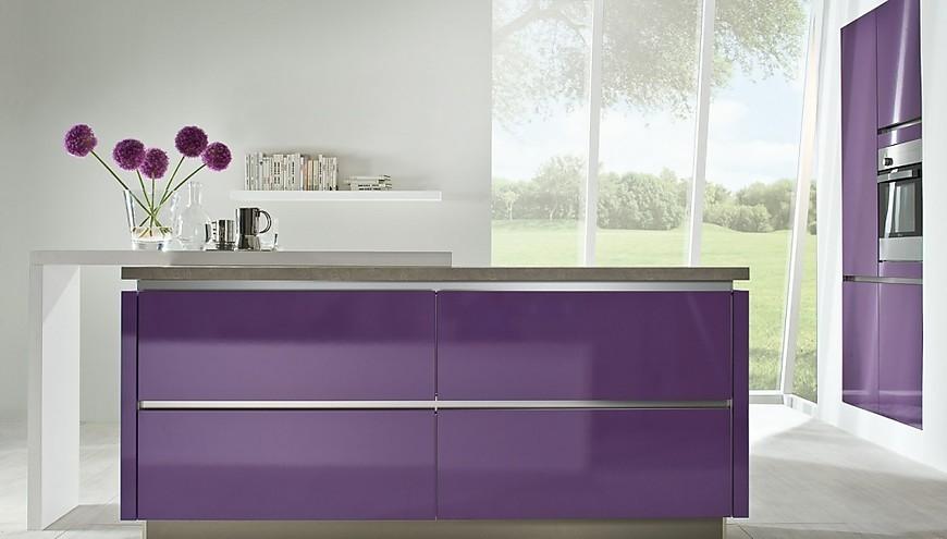 Isla de cocina en violeta, un toque muy actual