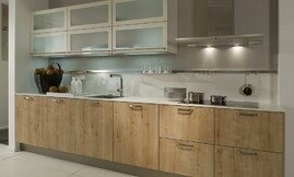Cocina de madera de roble de un diseño muy actual. COmbina la madera natural con la encimera blanca y los armarios altos también en blanco Zuordnung: Stil Cocinas modernas, Planungsart Cocinas en U