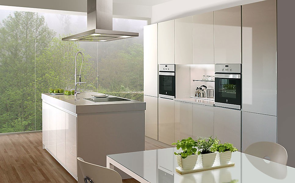 Cocina de diseño moderna y elegante. Esta cocina blanca destaca por la elegancia de sus líneas rectas que junto a la sobriedad del color blanco hacen de los electrodomésticos integrados objetos de diseño que adornan nuestra sala de estar. La isla independiente en el centro de la sala concentra la zona de trabajo del fregadero y la placa de cocción.
Los armarios de pared ofrecen la solución perfecta para una cocina abierta, espacio de almacenaje sin perder la elegancia de una sala de estar. Zuordnung: Stil Cocinas de diseño, Planungsart Cocinas con isla