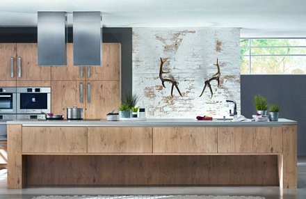 Cocinas de madera con frentes sintéticos