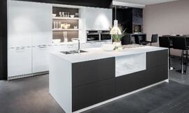 Belleza actual en combinación con colores clásicos: El frente de la isla está realizado en Concrete Beton Carbon, un atractivo contraste con los muebles de cocina blancos. Zuordnung: Stil Cocinas modernas, Planungsart Cocinas con isla