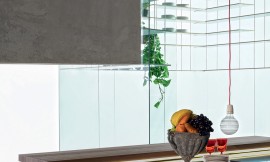 Lo interesante de esta cocina de diseño con barra de la casa italiana Dada es el equipamiento perfecto en el interior de sus muebles de estilo minimalista. Zuordnung: Stil Cocinas de diseño, Planungsart Cocinas con office