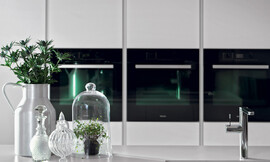 Las líneas de diseño moderno del fregadero instalado bajo la fina encimera blanca y la grifería le dan un toque elegante a este área de la cocina donde se realiza el trabajo más duro. Zuordnung: Stil Cocinas modernas, Planungsart Cocinas en línea