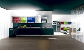 Extravagante mezcla de elementos: Con costados y encimera extra planos, armarios altos de cristal con fondos de colores y con patas en vez de zócalo Zuordnung: Stil Cocinas de lujo, Planungsart Cocinas con isla