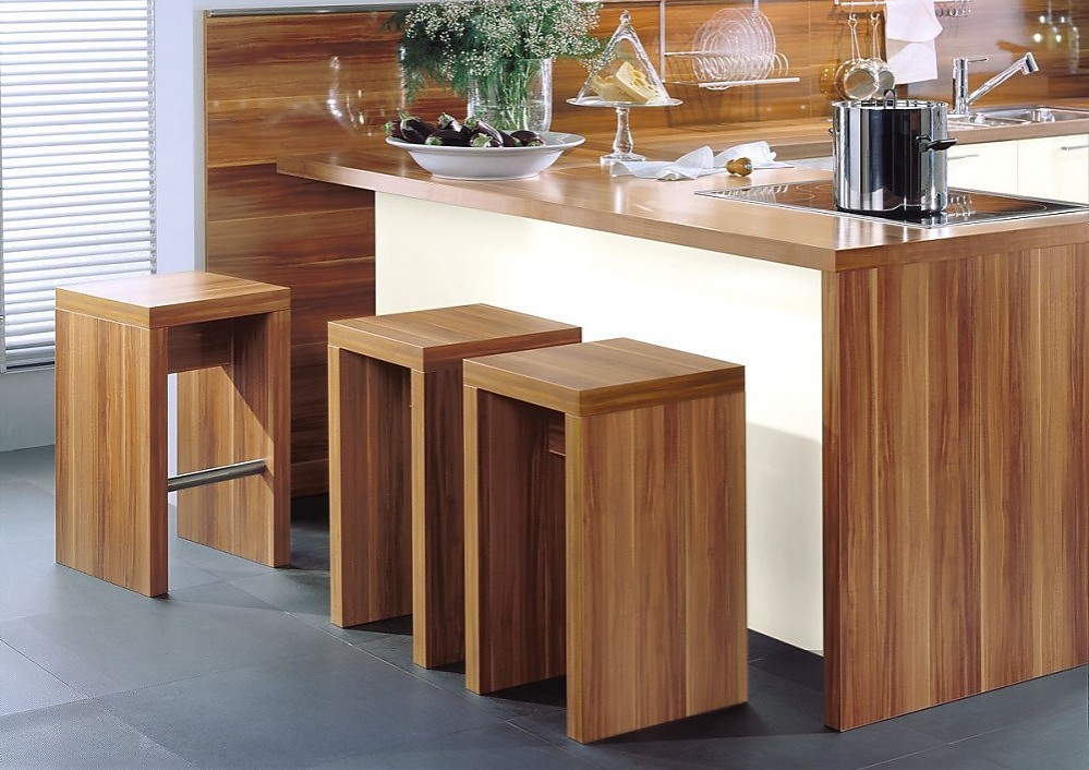 Cocina en lÃnea en magnolÃa con barra y taburetes en madera de ... Diseño de cocinas de madera