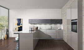 Cocina de frentes sintéticos sin tiradores. Y armario de puertas correderas de hormigón. La mezcla de as superficies sintéticas de alto brillo con la suavidad del hormigón son la combinación perfecta para crear el ambiente acogedor de esta cocina Zuordnung: Stil Cocinas de diseño, Planungsart Cocinas en L