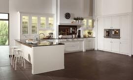 Una moderna interpretación de la comodidad. líneas claras, muebles de madera blancos, que dejan entrever la vida y la personalidad de la madera. Esa es la característica de esta cocina de estilo clásico. Zuordnung: Stil Cocinas rústicas, Planungsart Cocinas en L