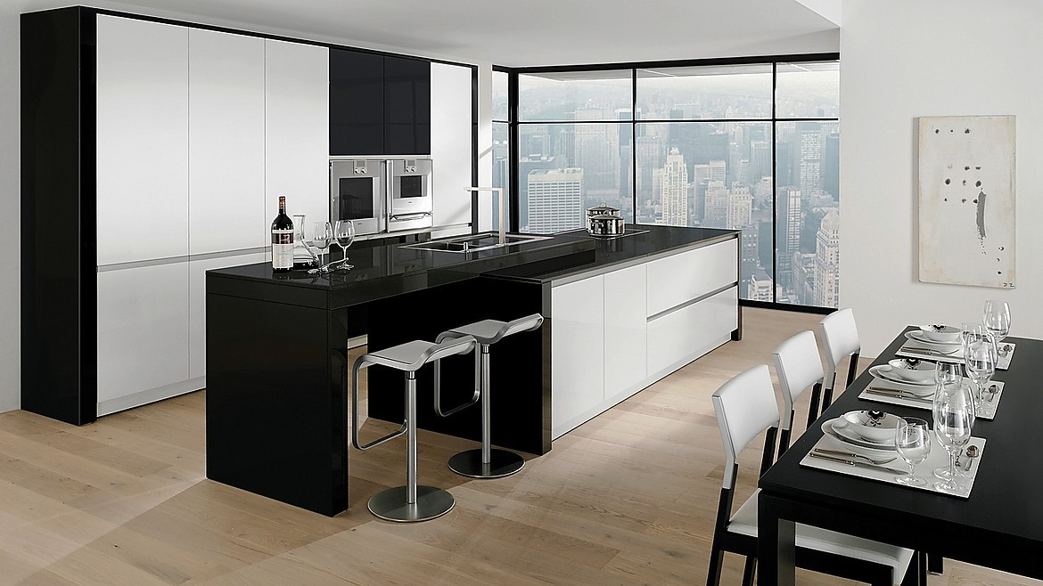 Modern ART. Cocina en blanco y negro de frentes lacados alto brillo y sin tiradores y con encimera de granito en Nero Assoluto de stoneline Zuordnung: Stil Cocinas de diseño, Planungsart Cocinas con office