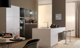 El modelo ORLANDO  | CLASSIC-FS es una variante del concepto de la cocina en L. Los frentes de esta moderna cocina están libres de tiradores, sólo en los dos armarios columnas auxiliares aparecen los tiradores como accesorios. Zuordnung: Stil Cocinas de diseño, Planungsart Cocinas americanas (abiertas)